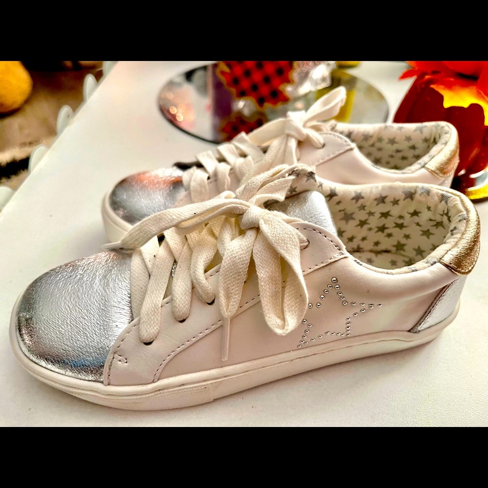 🍁Girls Justice sneakers *NWOB*